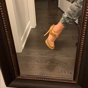 Gucci mustard yellow heels with gold hardware